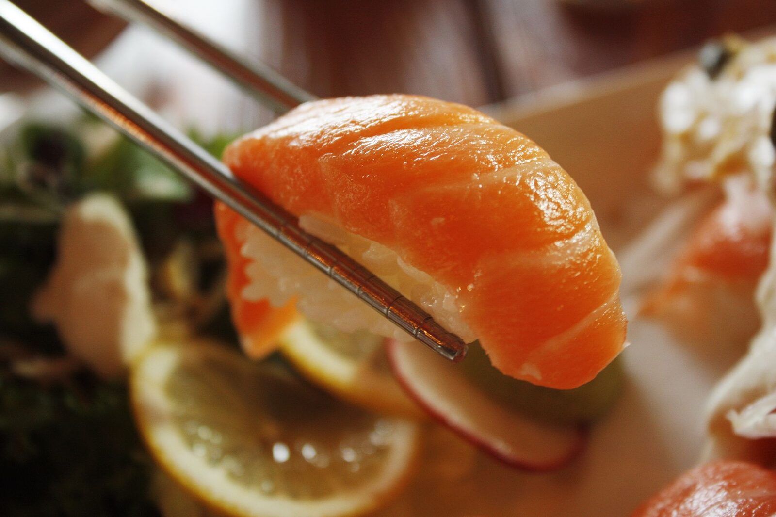 Nigiri de saumon frais aux baguettes