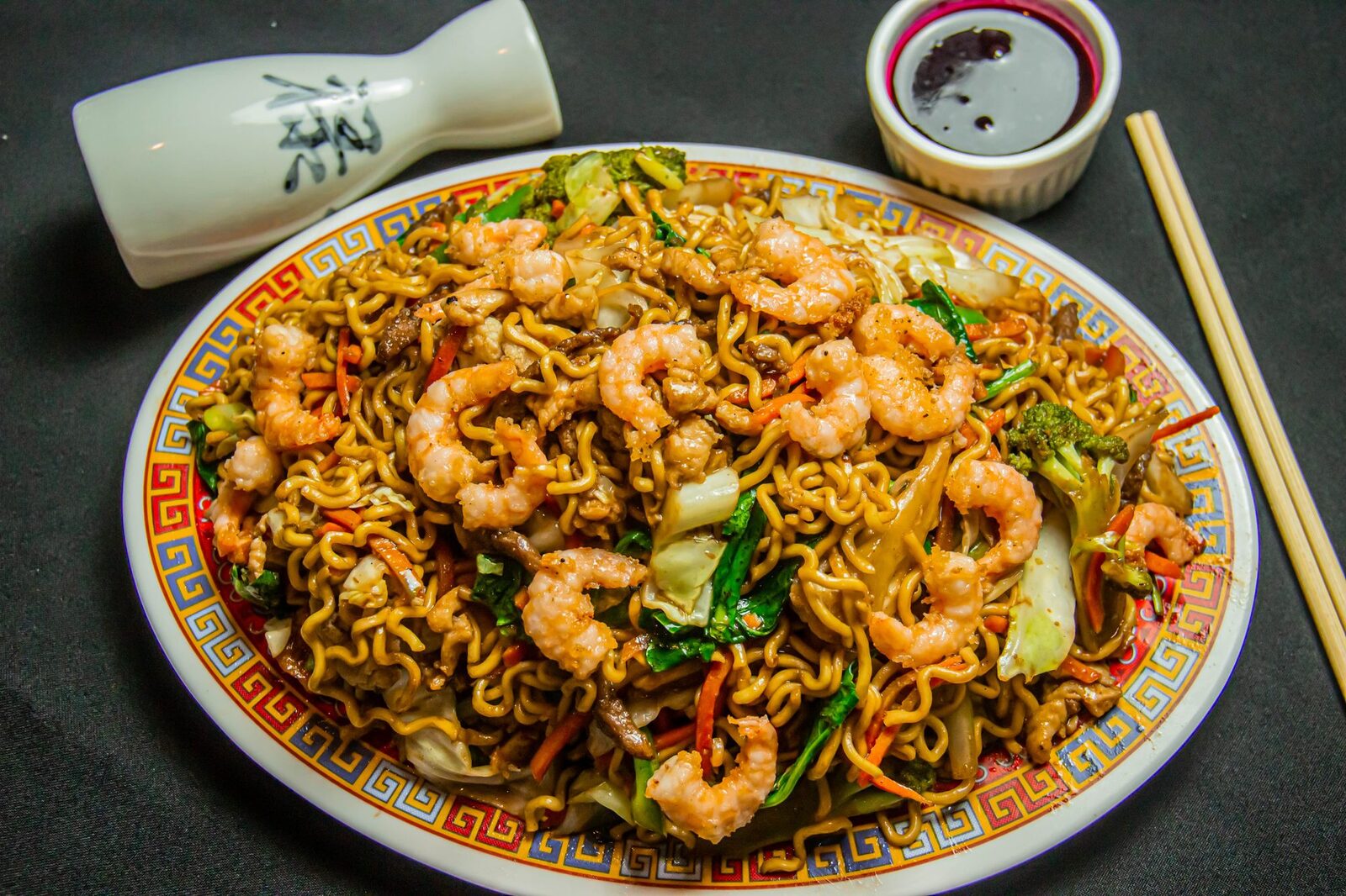Nouilles sautées au wok aux crevettes et légumes du Sao
