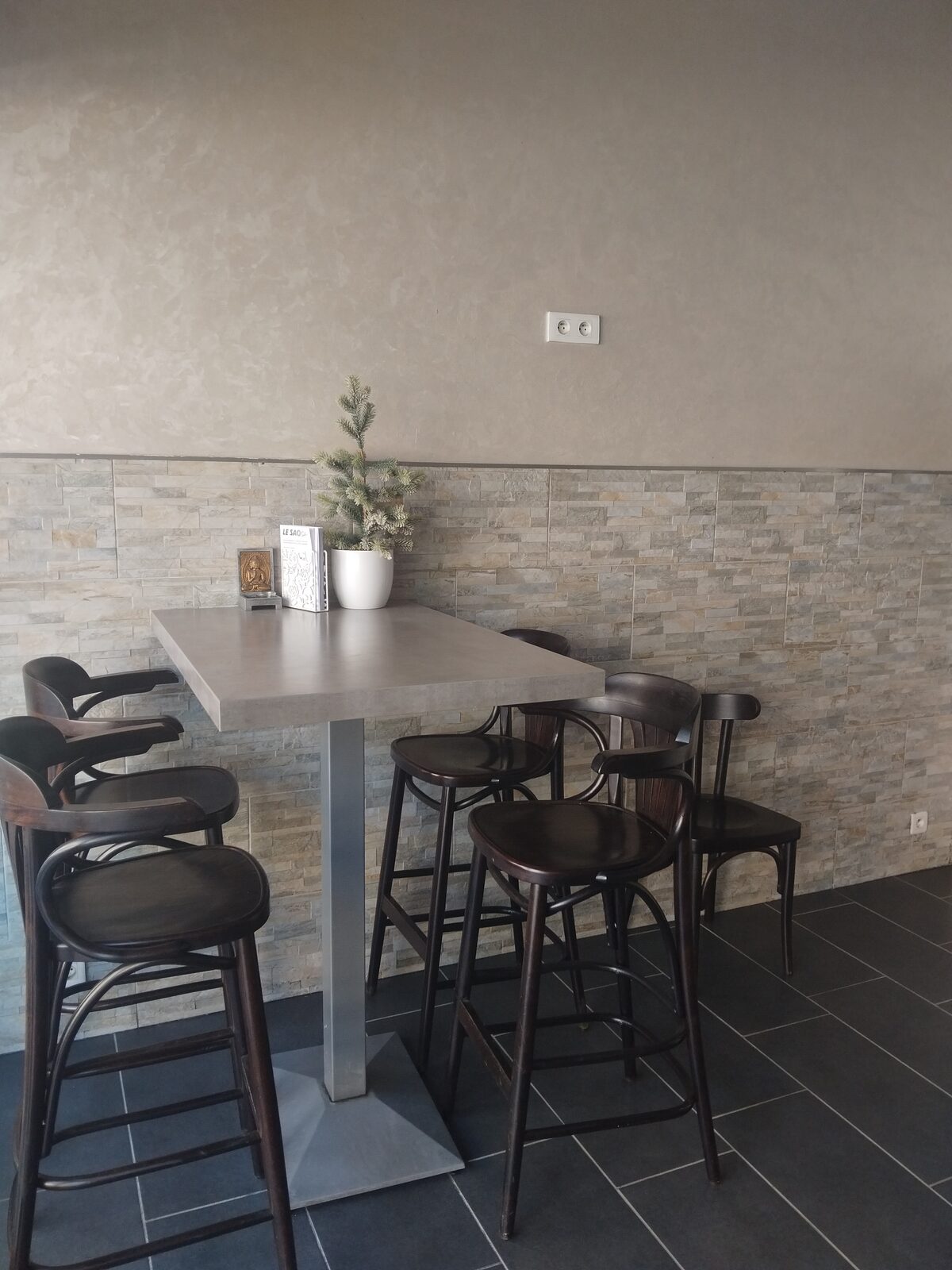 Intérieur chaleureux du restaurant Le Sao à Cavaillon